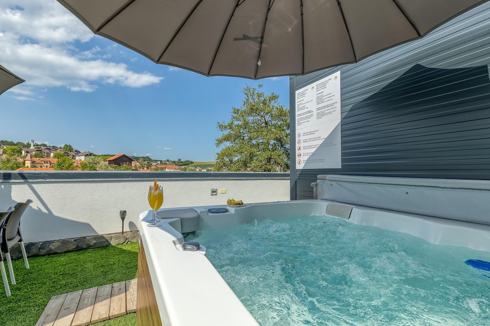 Rooftop Home With Whirlpool Sauna