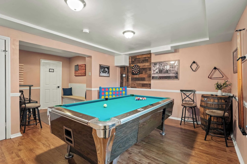 Lakeview Retreat w/ Kayaks, Game Room, Firepits Gated Community w/ Lake + Beach Access