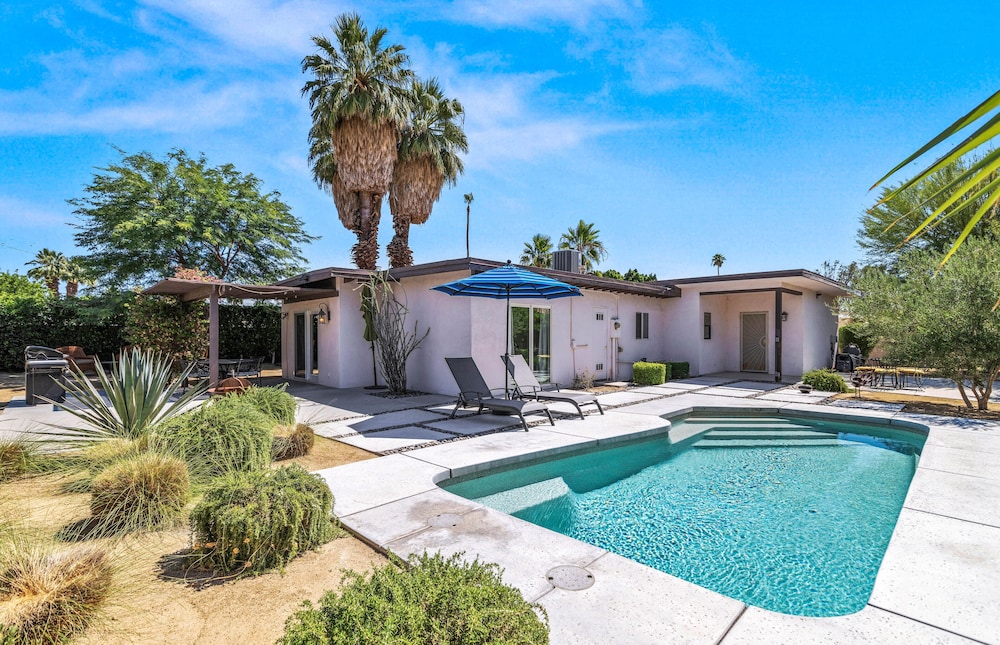 Cozy Desert Bungalow