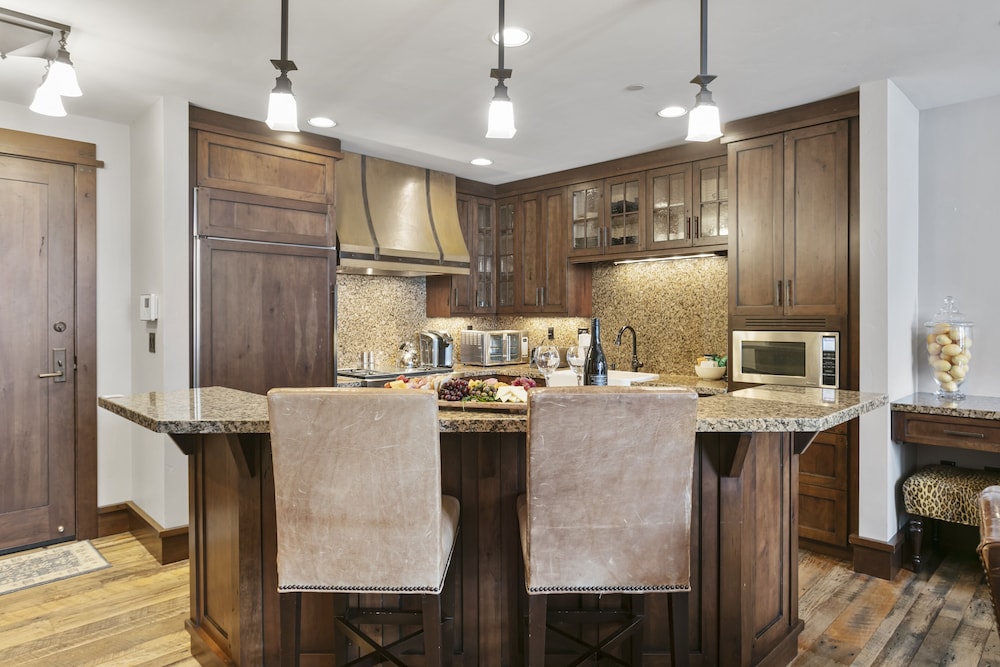 Arrowleaf Lodge- Two Bedroom #401 2 Condo