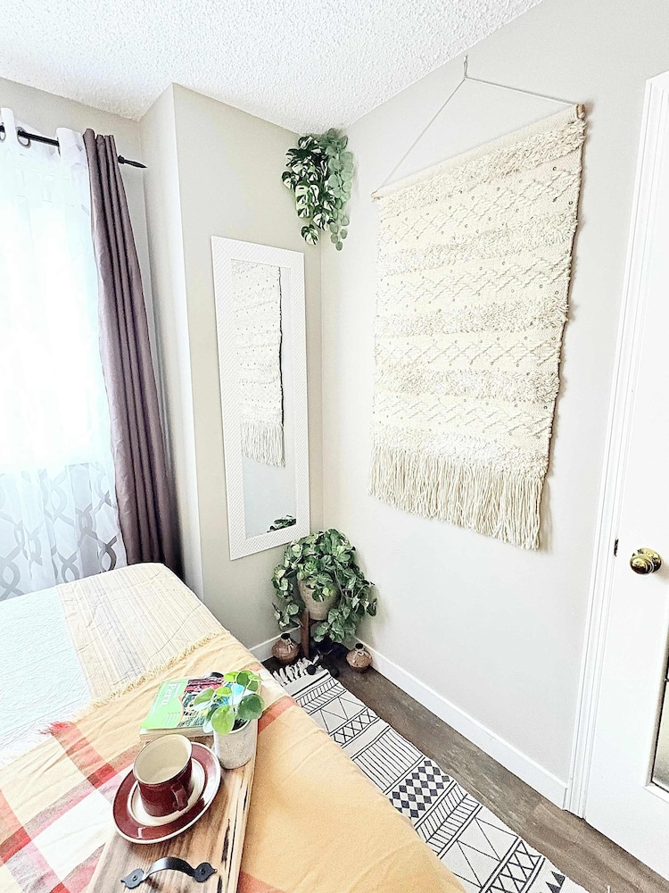 Stylish Downtown Condo near Rogers Place | Parking, Gym, Balcony & Kitchen
