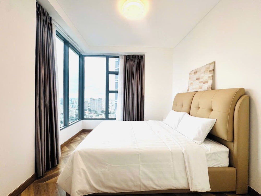 Skyway White & Silver Riverside Resident - Binh Thanh, HCM