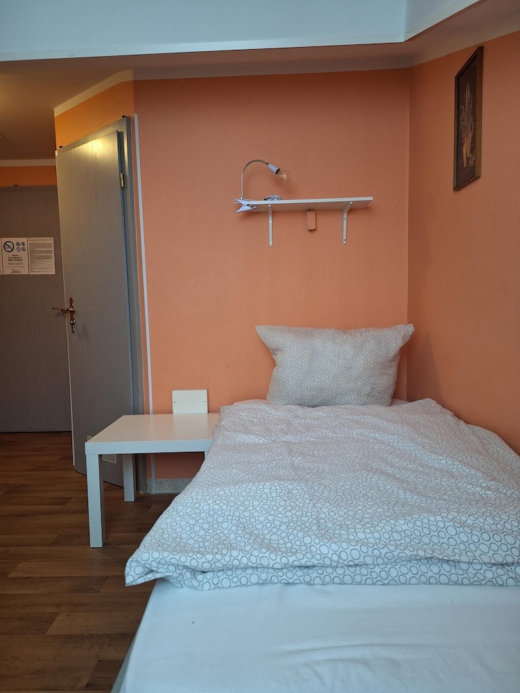 2-Rent Group Hostel Rooms AUB162