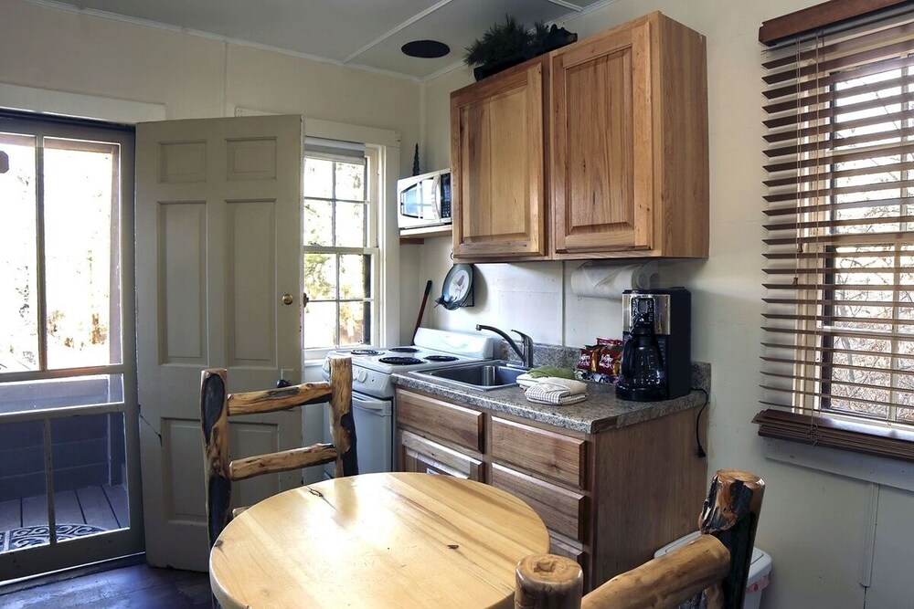 Triple R Cottages: 7 1 Bedroom Cabin - Property Image 6