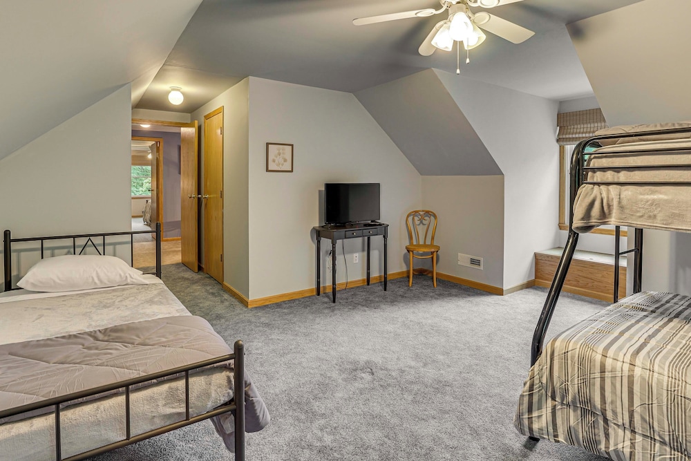 2 Mi to Woodbury Wildlife Area: Cozy Farmhouse!
