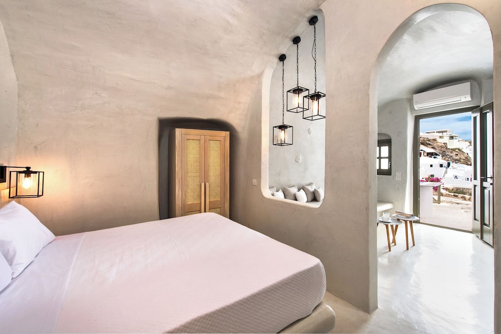 Rhenia Suites-Prive Jacuzzi&Caldera View photo 5