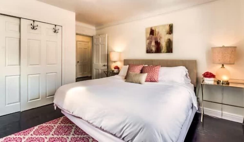 Spacious 5br Sleeps 10 University District 5 Bedroom Home