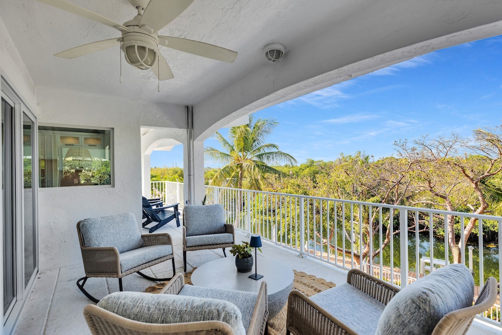 New Listing! Reel Joy Waterfront Luxe With Pool And Private Dock 4 Bedroom Home