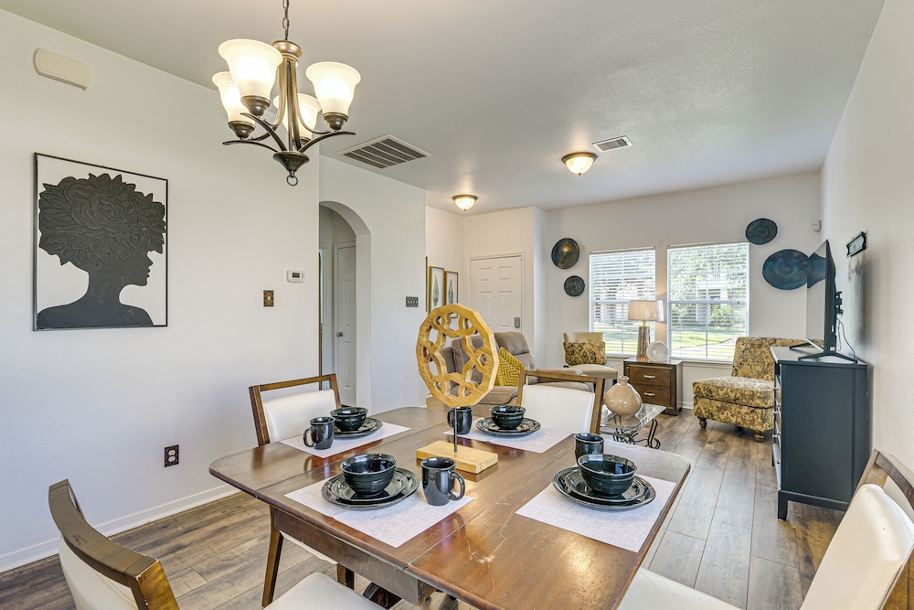 < 1 Block to Park: Family-friendly Houston Home!