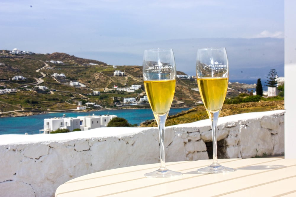 Anixi Lounge Suites - Adults Only