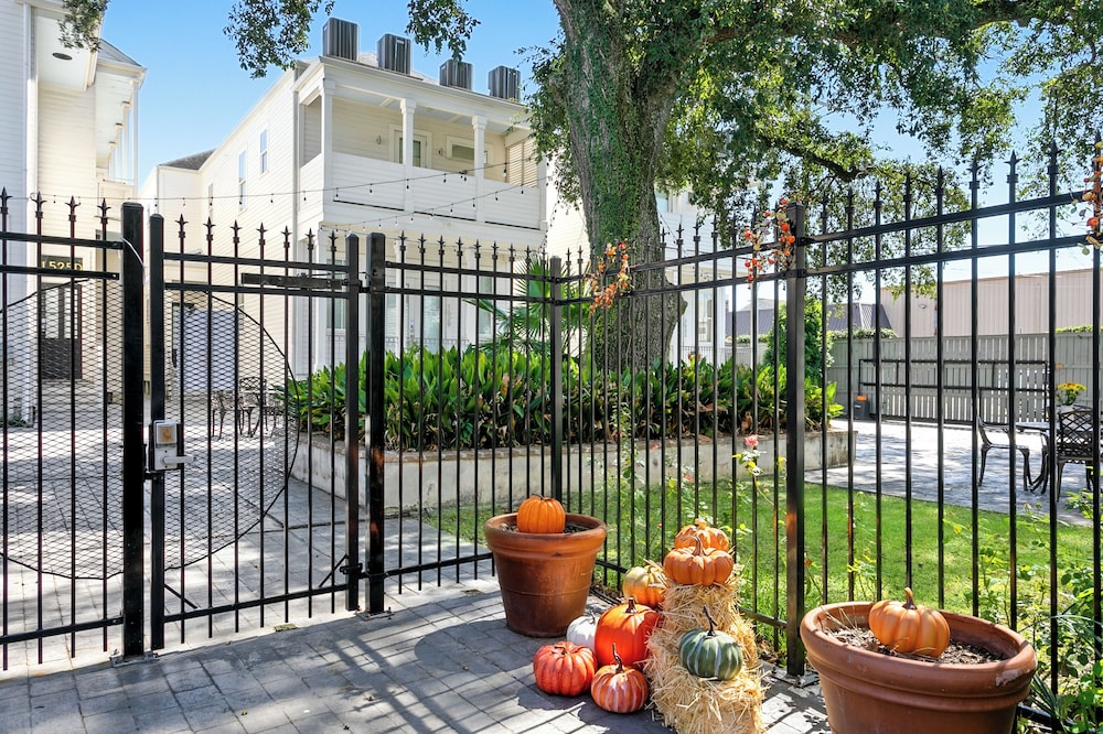 Residences Du Carondelet by Hosteeva