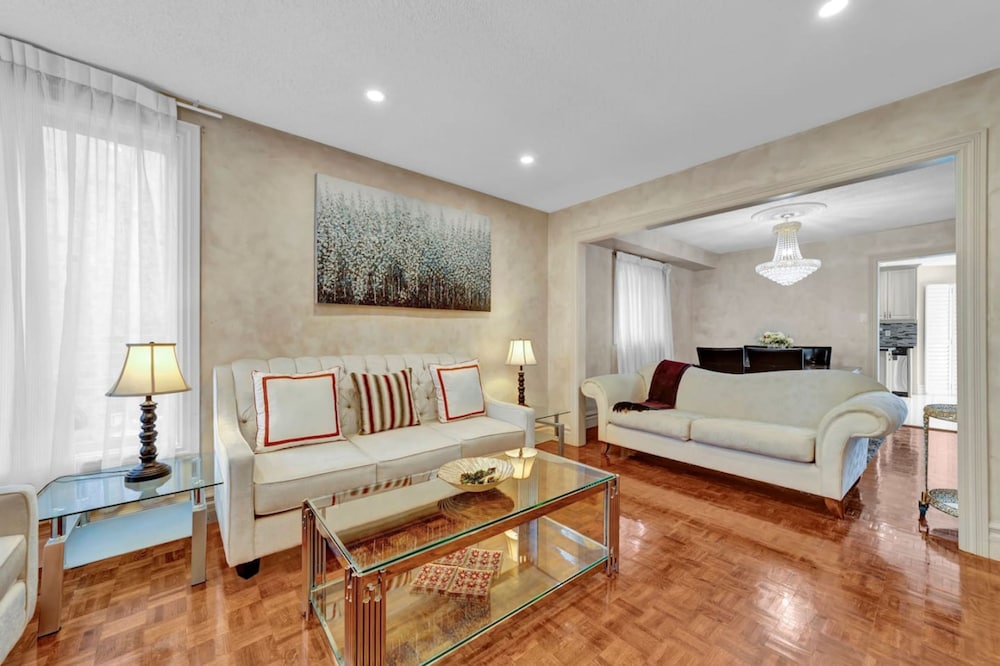 Mississauga Retreat Your Spacious 5-bedroom Home