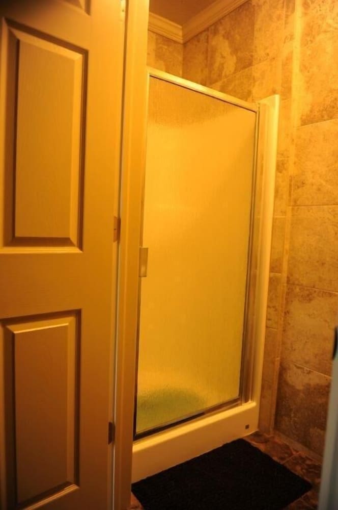 Camelot Inn at Honeyville - Property Image 8