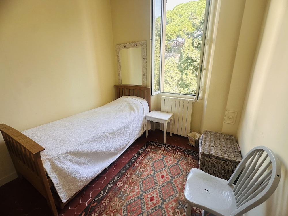 Charming 2 Bed Apartment With Balcony Located in Cannes Old Town Easy Walk to the Palais and Beaches - 120