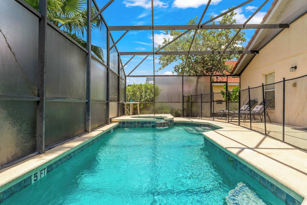 Tropical Oasis on Hypolita