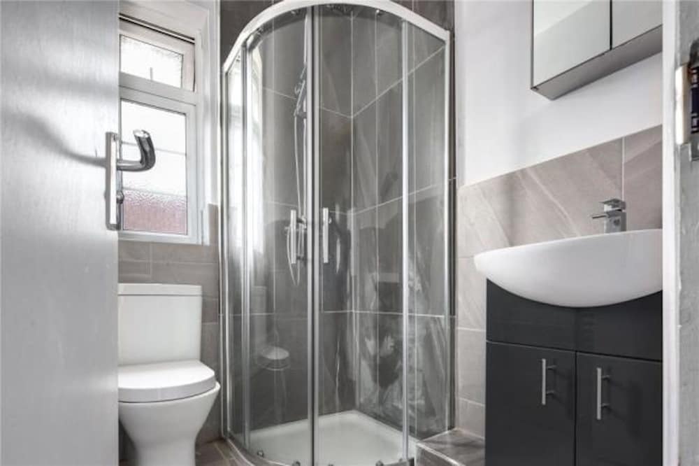 Room in Guest Room - Limehouse Townhomes With Modern Spacious Serviced Double Room photo 5