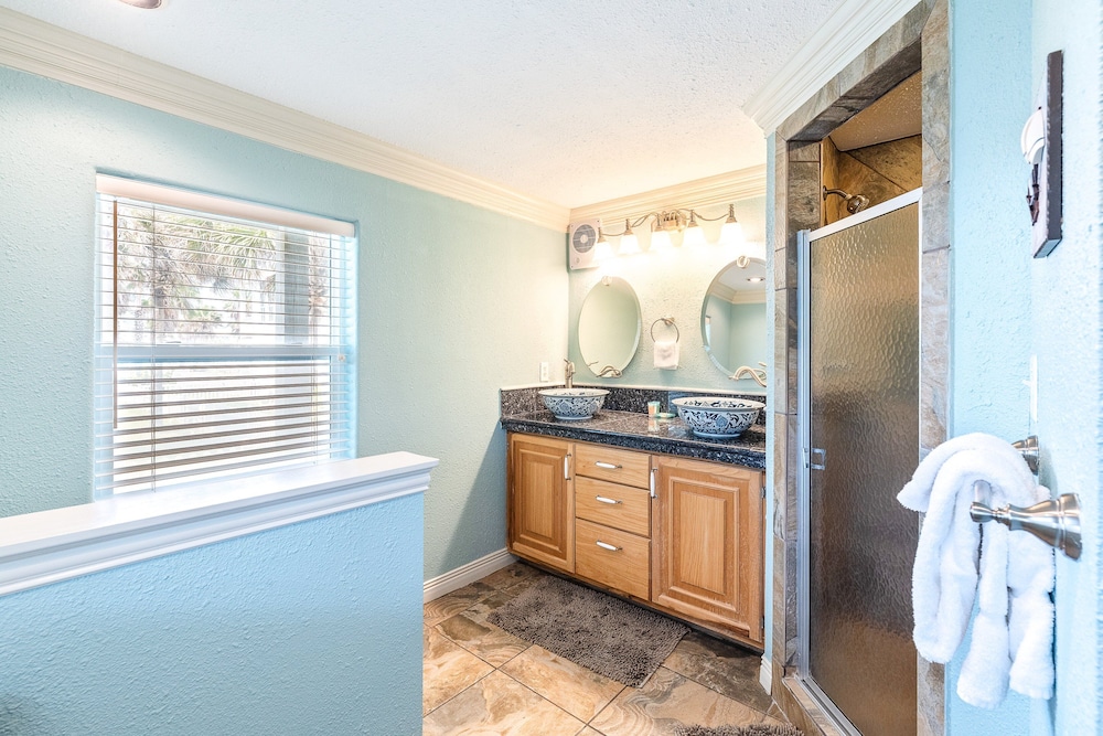Beach Front Baby Ocean Views, Golf Cart & Pet Friendly!