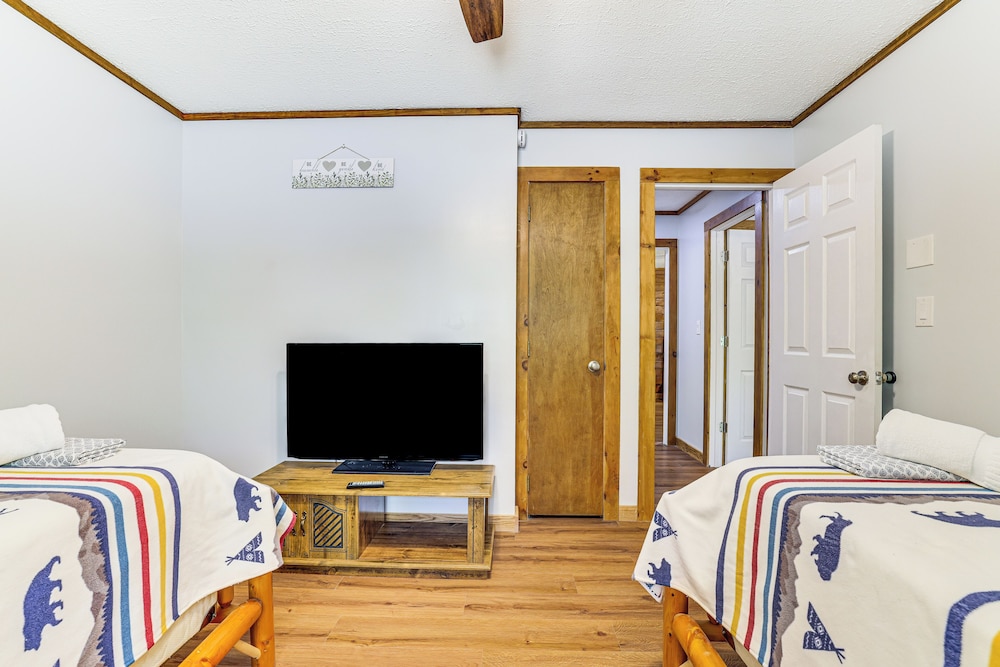 Long Pond Log Cabin w/ Hot Tub Soaks & Outdoor Fun