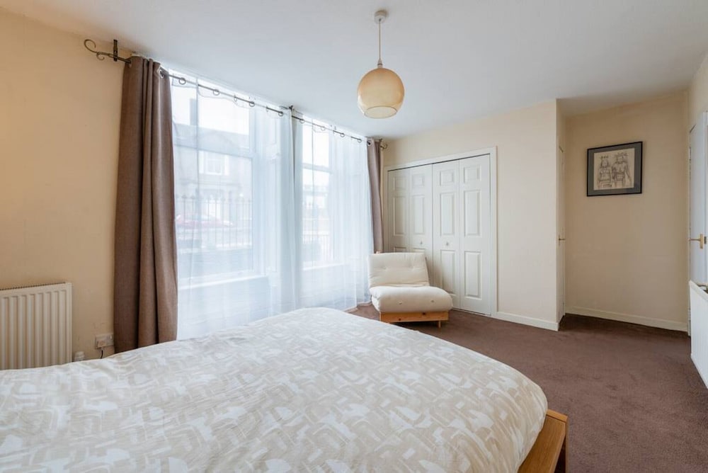Roseangle - Spacious Family Apartment With South Facing Garden view 3