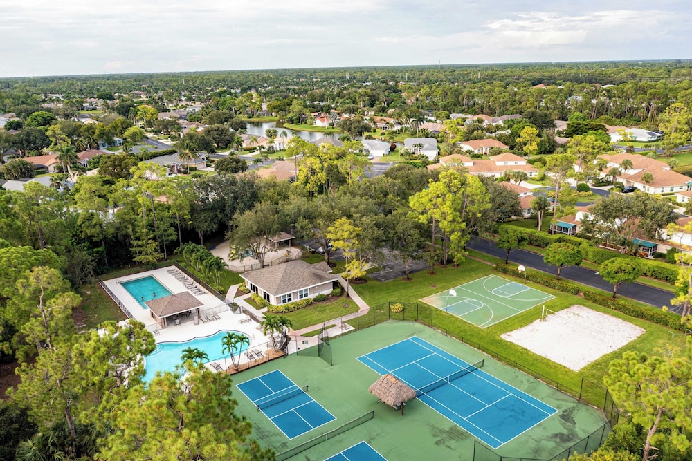 Private Pool, Firepit, Game Room Mins to Beaches + Community Amenities Casa Solara by Avantstay