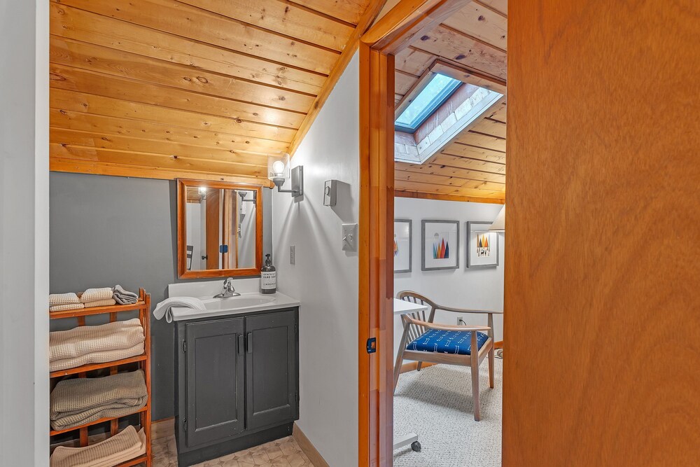 Modern Mountain Retreat Near Dolly Sods & Skiing 3 Bedroom Home