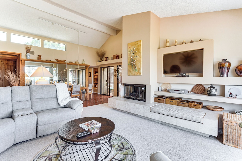 1 Mi to Shops on El Paseo: Condo w/ Pool Access!