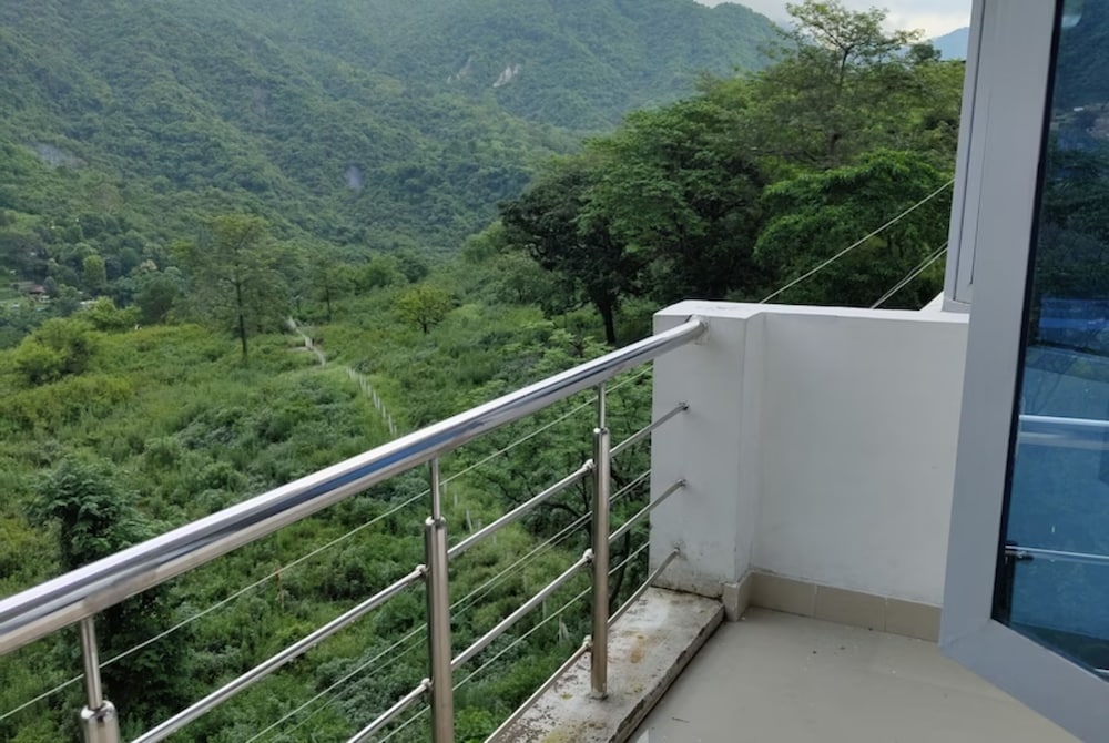 Goroomgo Komfy Stayz Dehradun