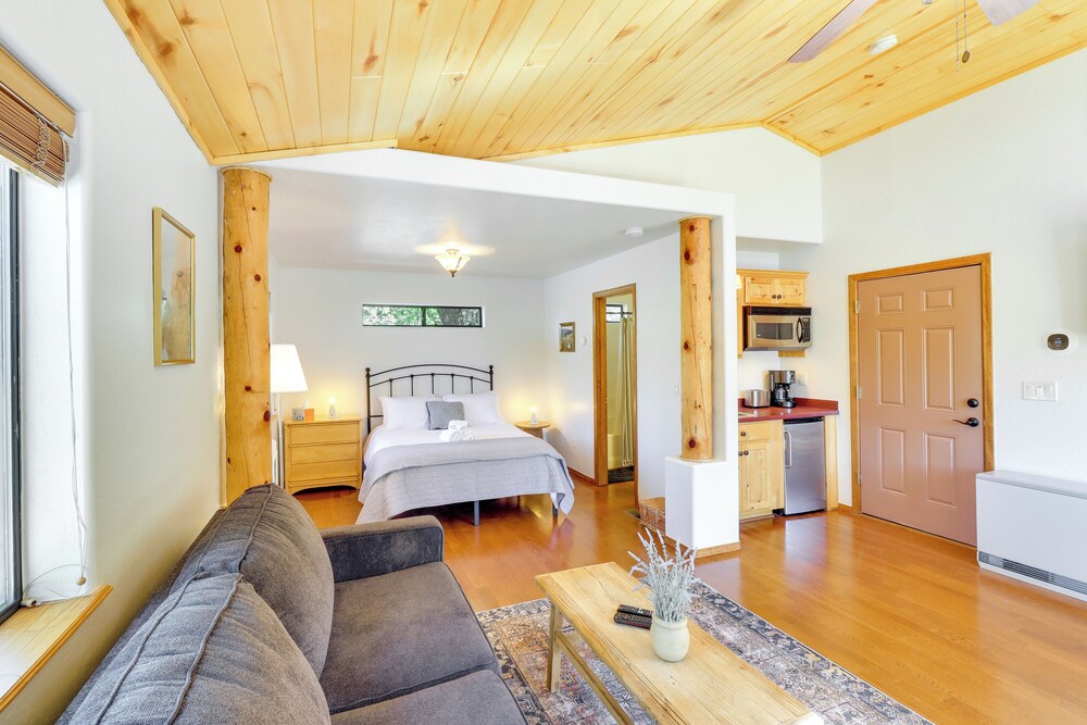 Pet-friendly Show Low Cabin w/ Patio & Gas Grill!