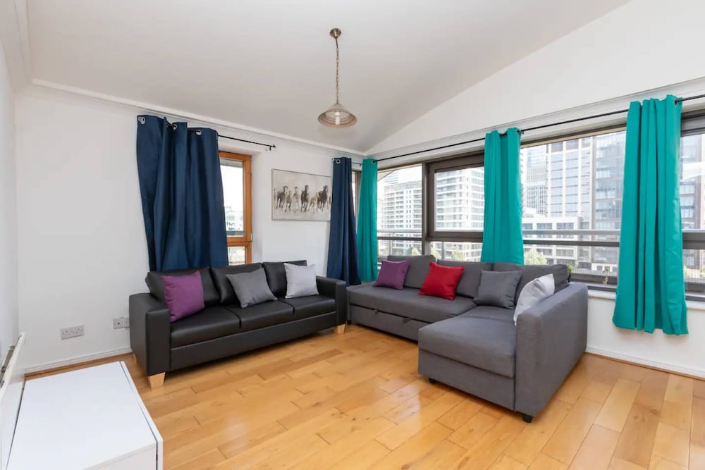 Top Floor 1BD Flat With Balcony - Isle of Dogs