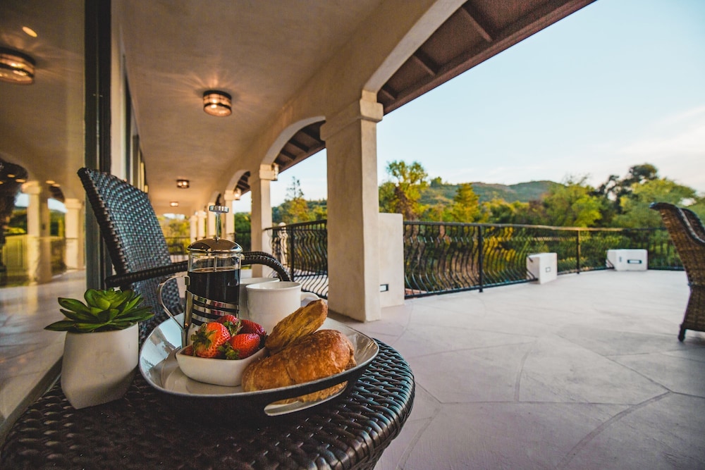 De Luz by Avantstay 5 Acre Estate w Lake Pool Hot Tub