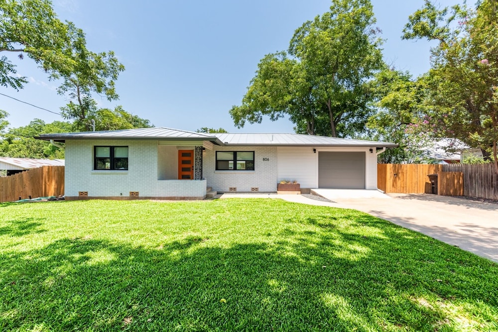 Zander Haus 3 Bedroom Home by RedAwning