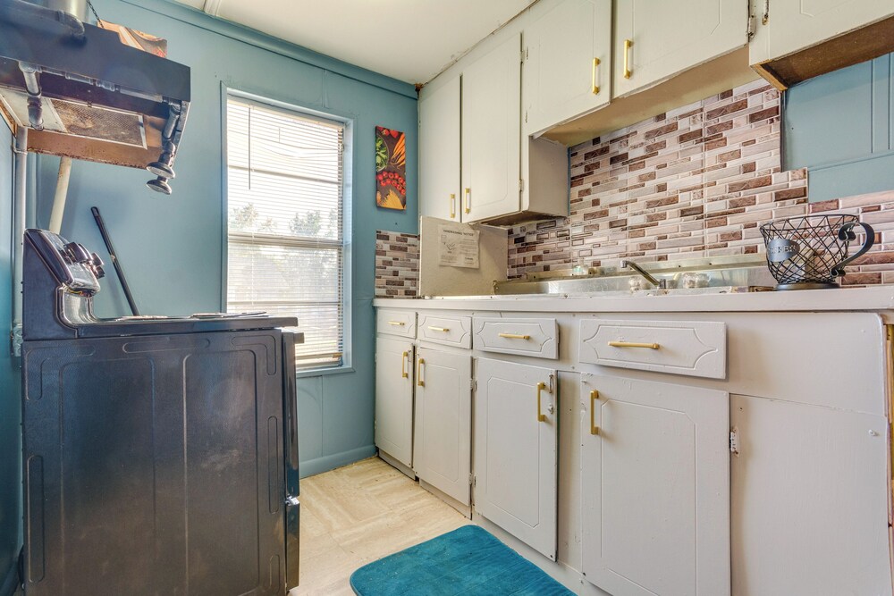 4 Mi to Dtwn Little Rock: Studio w/ Porch