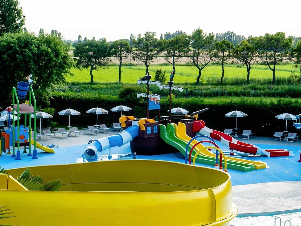 Bungalow in Caorle With Garden Furniture view 2