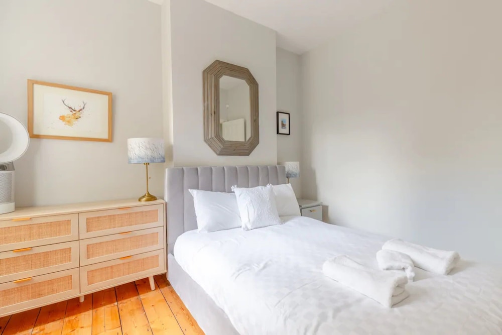 Stylish 1 Bedroom Apartment in Nine Elms With Garden