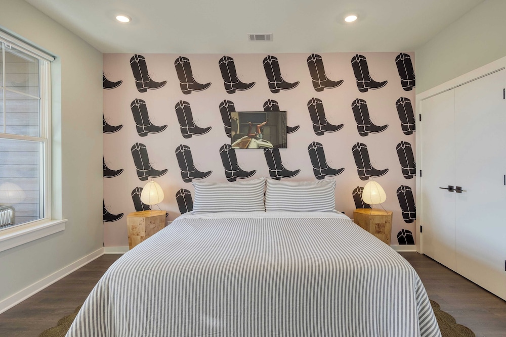 2 New Townhomes w/ Balcony, Mins to Broadway, Sleeps 16 98 Degrees & The Stage