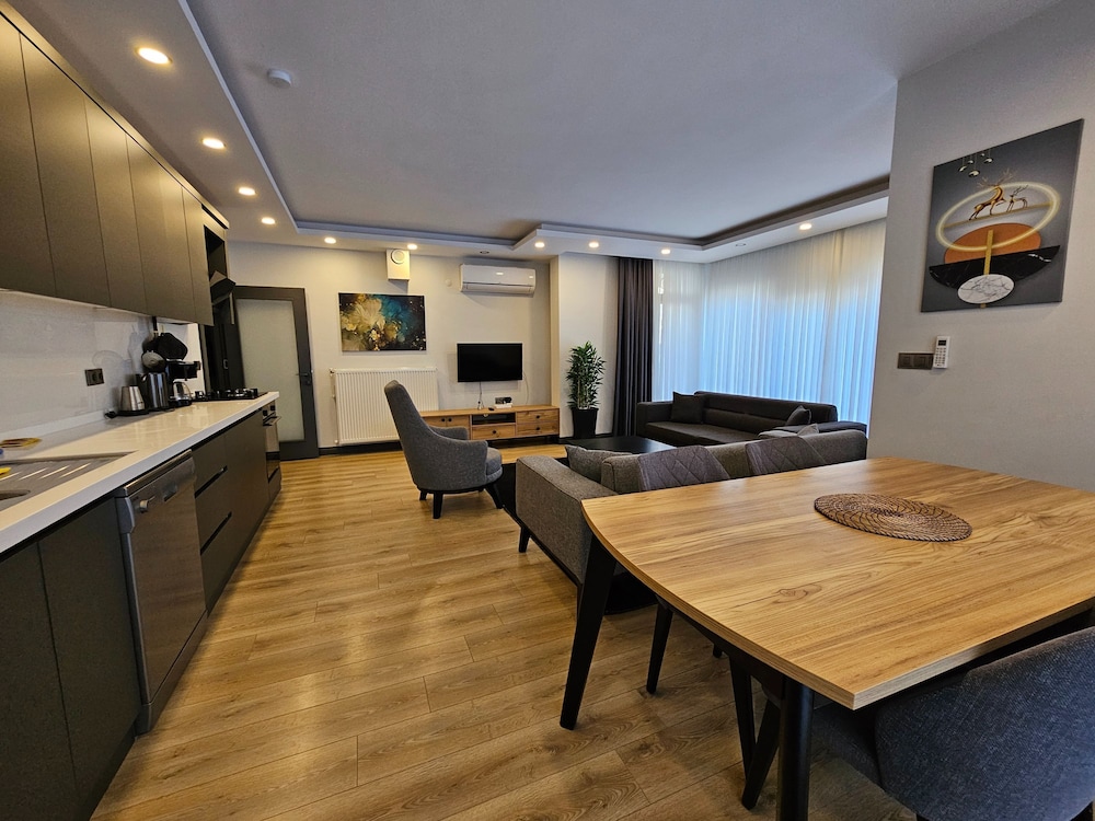 Professionally Maintained Spacious New Suites 2-2