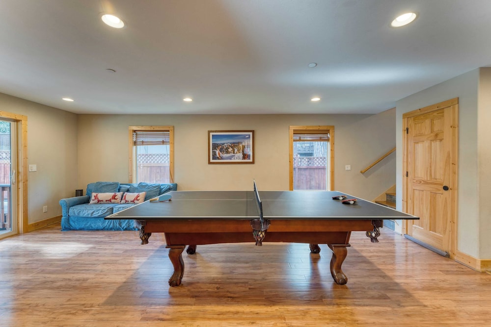 Washoe Chalet by Avantstay Game Room, Hot Tub, Putting Green & Fire Pit