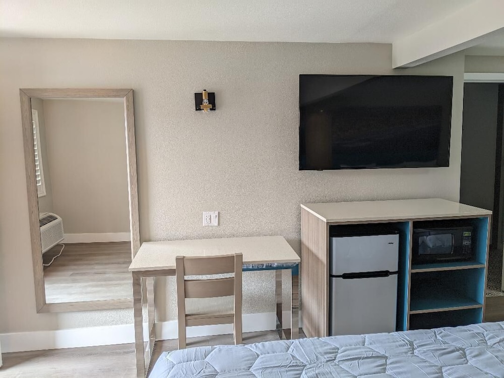 Super 8 by Wyndham Oceanside Downtown