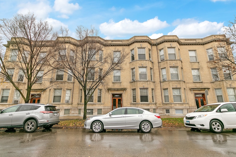 2BR near Wrigley - Grace 05-3