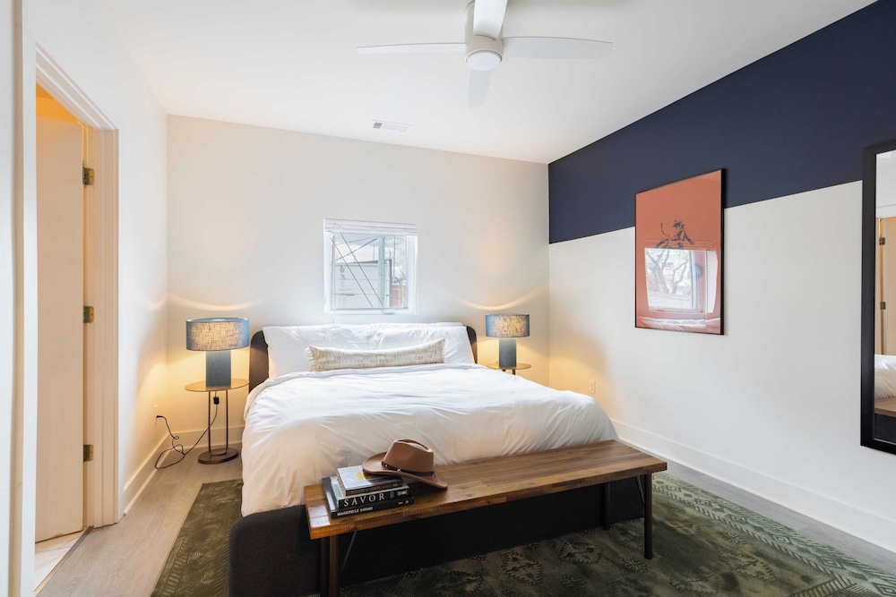 Sleeps 28 2 Units Near DT Nashville Outrider by Avantstay
