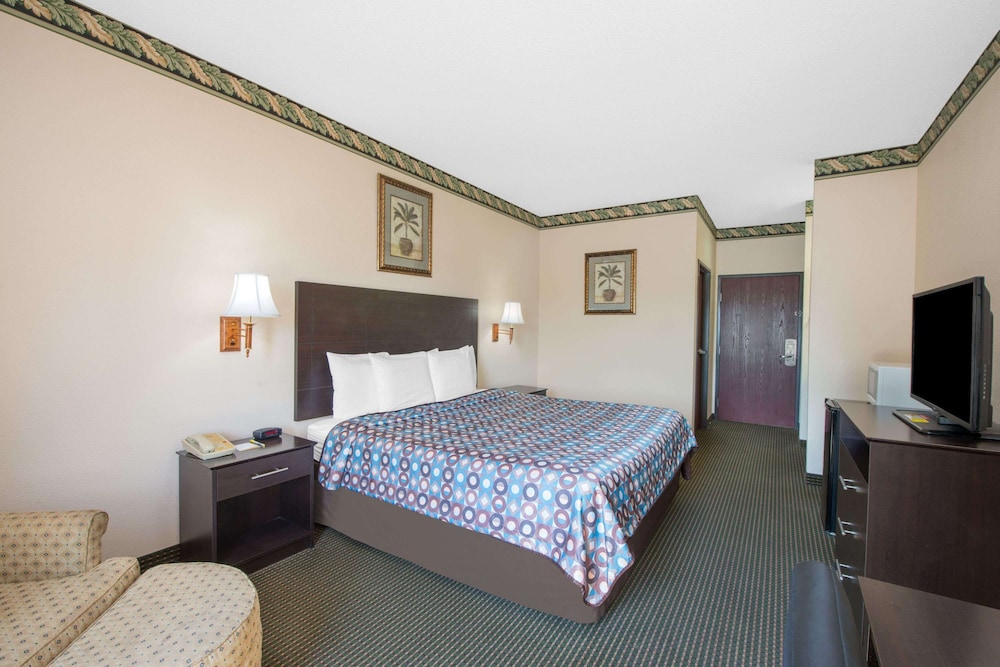 Days Inn by Wyndham Sullivan view 4