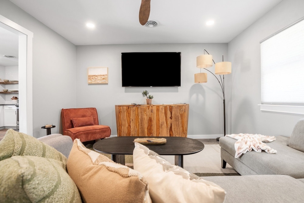 Zander Haus 3 Bedroom Home by RedAwning