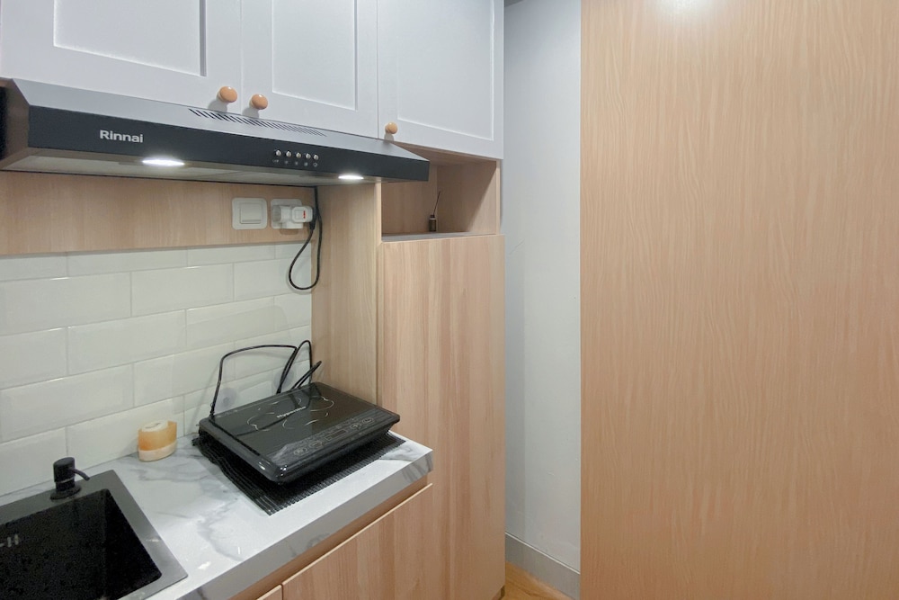 Minimalist And Homey Studio Apartment At The Alton