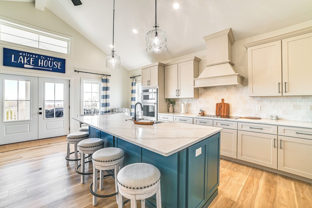 Lake View + Deck: Group Getaway in Grand Rivers!