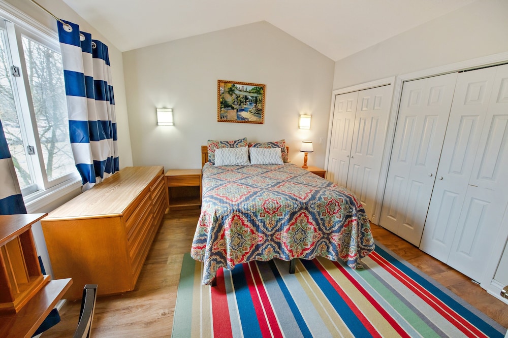 Stylish Notre Dame Condo Sleeps 6 2 Bedroom Condo