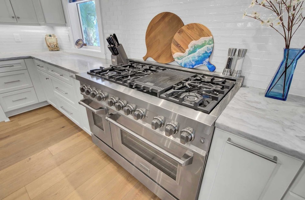 Walk to the Beach + Private Pool, Rooftop Terrace, Balcony 3602 Cameron
