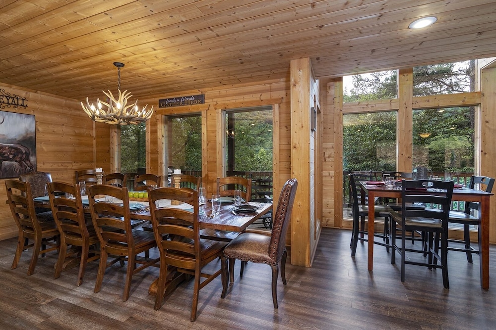 A To Remember - 5 Bedrooms, 5 Baths, Sleeps 18 Cabin by RedAwning