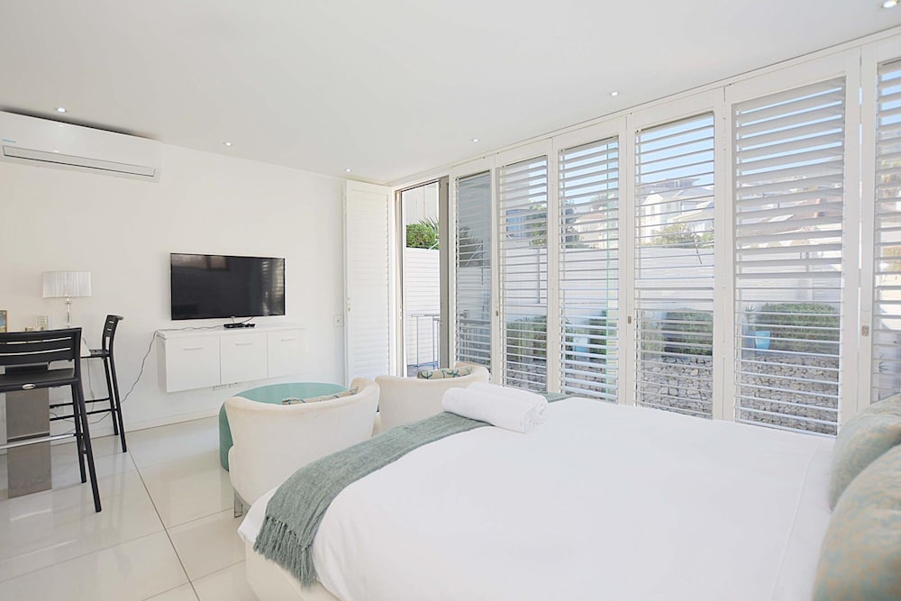 Villa Bleu Blanc in Camps Bay With Pool and Views
