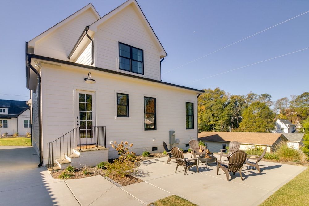 Belmont Vacation Home w/ Fire Pit: Walk Downtown!