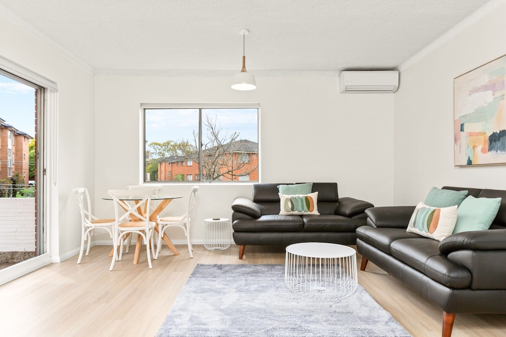 Bright and Convenient Apartment, Close to Shops